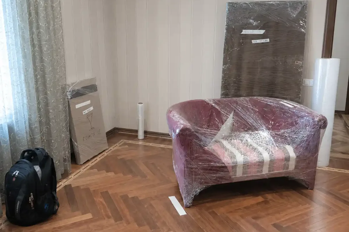 Упакованный диван перед перевозкой из СПб в Москву