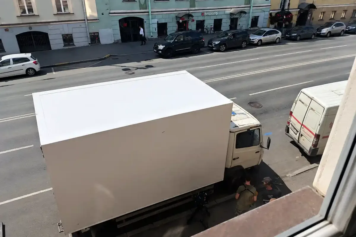 Грузовая газель с вещами прибыла на разгрузку к дому в Санкт-Петербурге